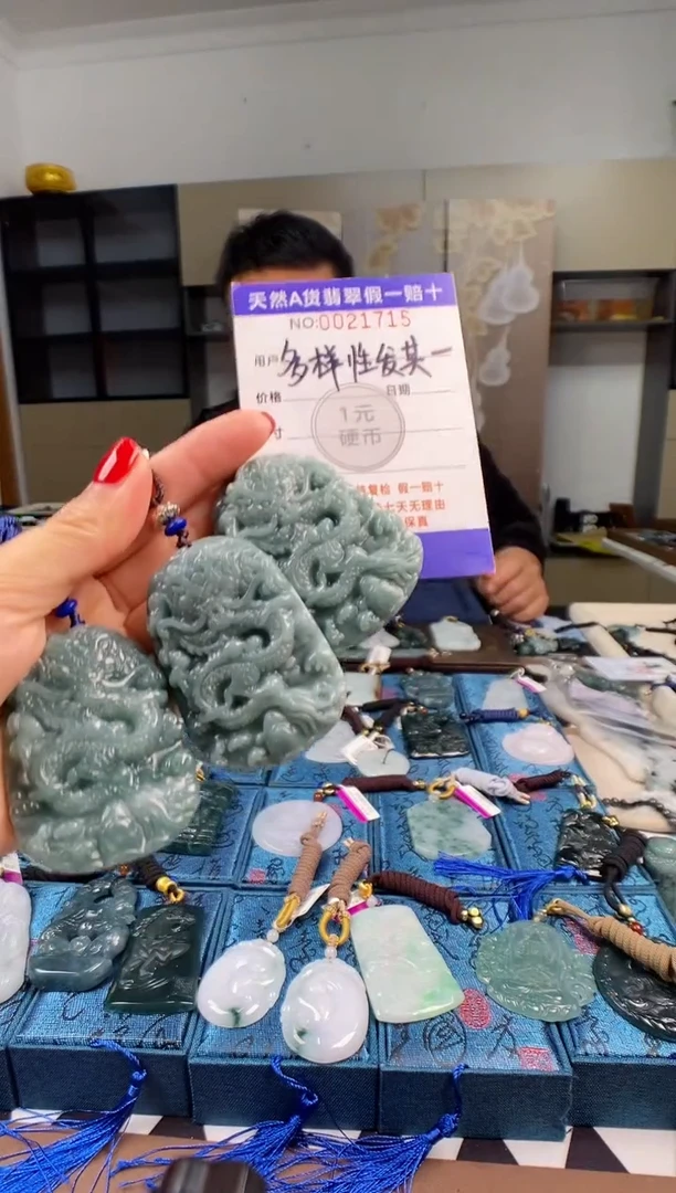 颈饰未镶嵌翡翠 多样性发其一