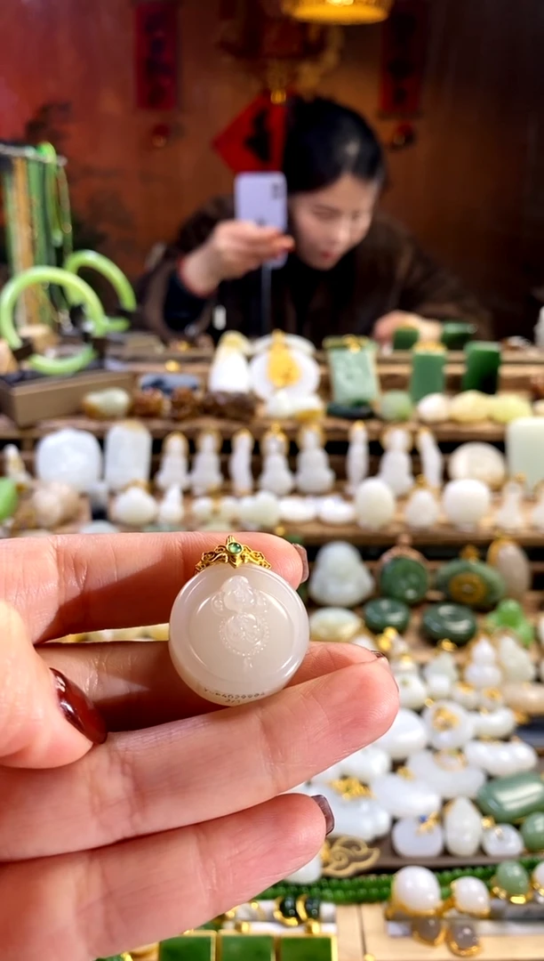 【闪购商品】和田玉吊坠18K金镶嵌。