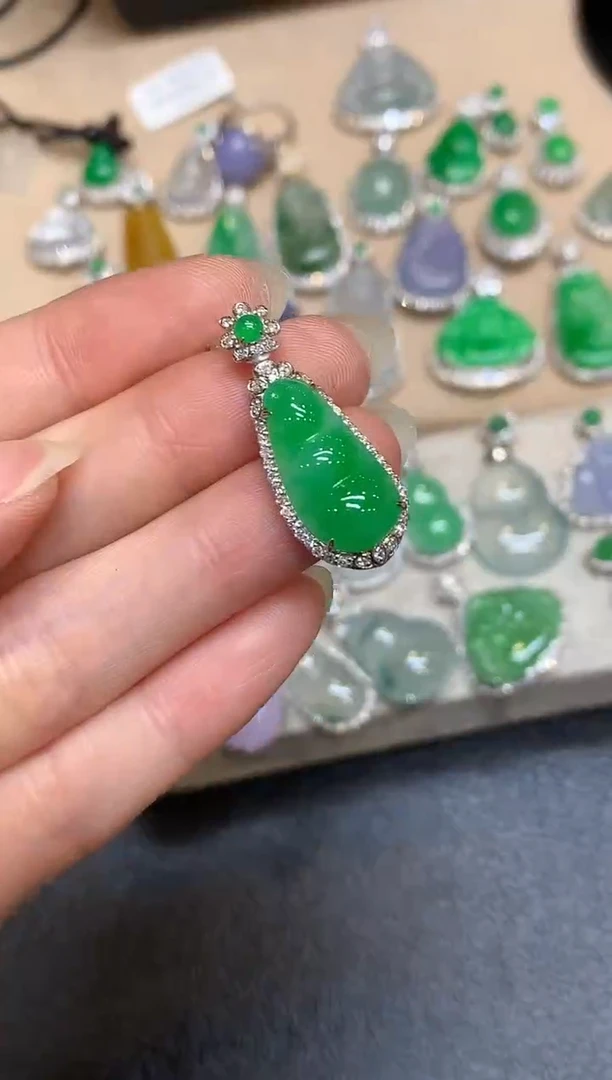 颈饰18K金镶嵌翡翠福豆【无服务费