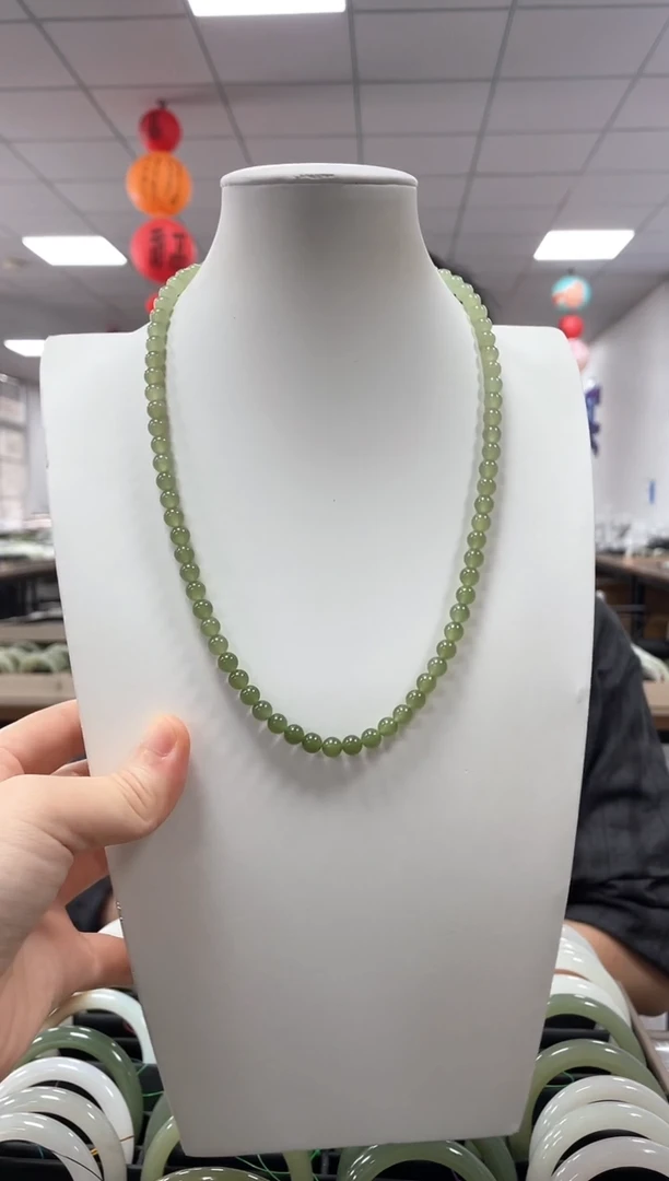 和田玉未镶嵌颈饰湖水渐变卡6项链一条