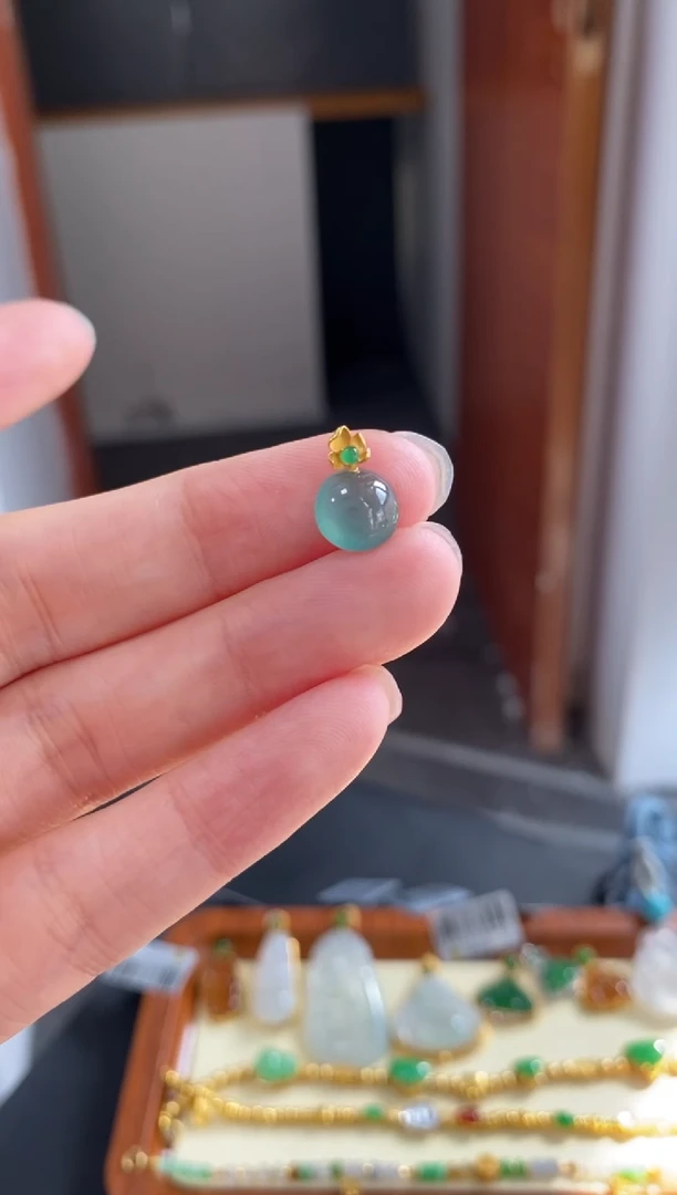 颈饰18K金镶嵌翡翠蛋面