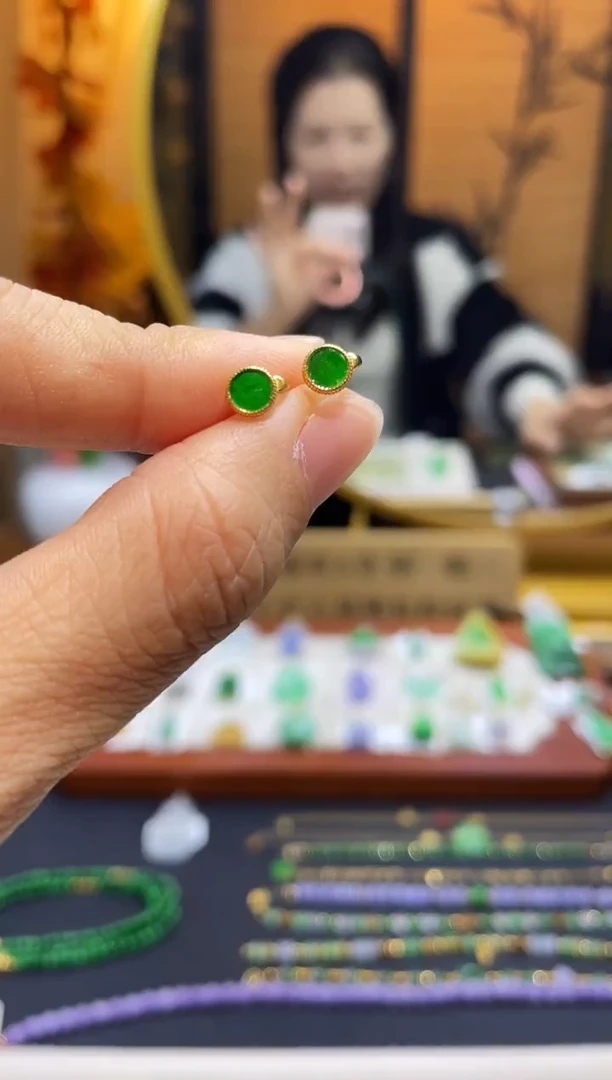颈饰未镶嵌翡翠耳夹   百元以下不出证