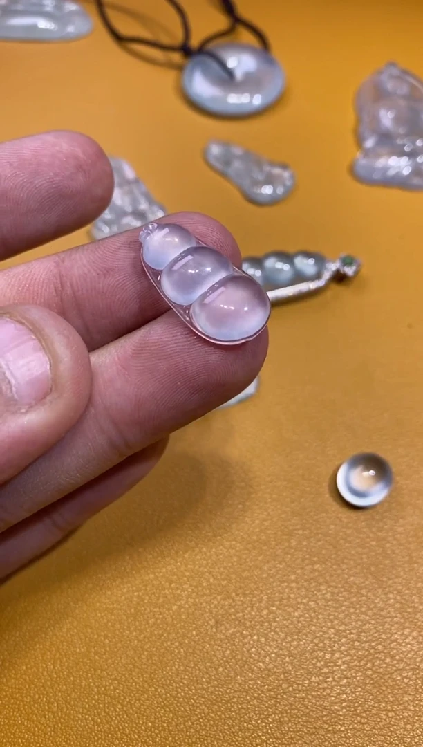 吊坠(不含链)未镶嵌翡翠豆子23.4*12.8*4.1