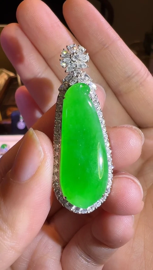 【闪购商品】翡翠吊坠(赠链)18K金镶嵌高冰正阳满绿福瓜吊坠