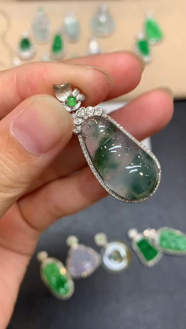 颈饰18K金镶嵌翡翠福豆【无服务费