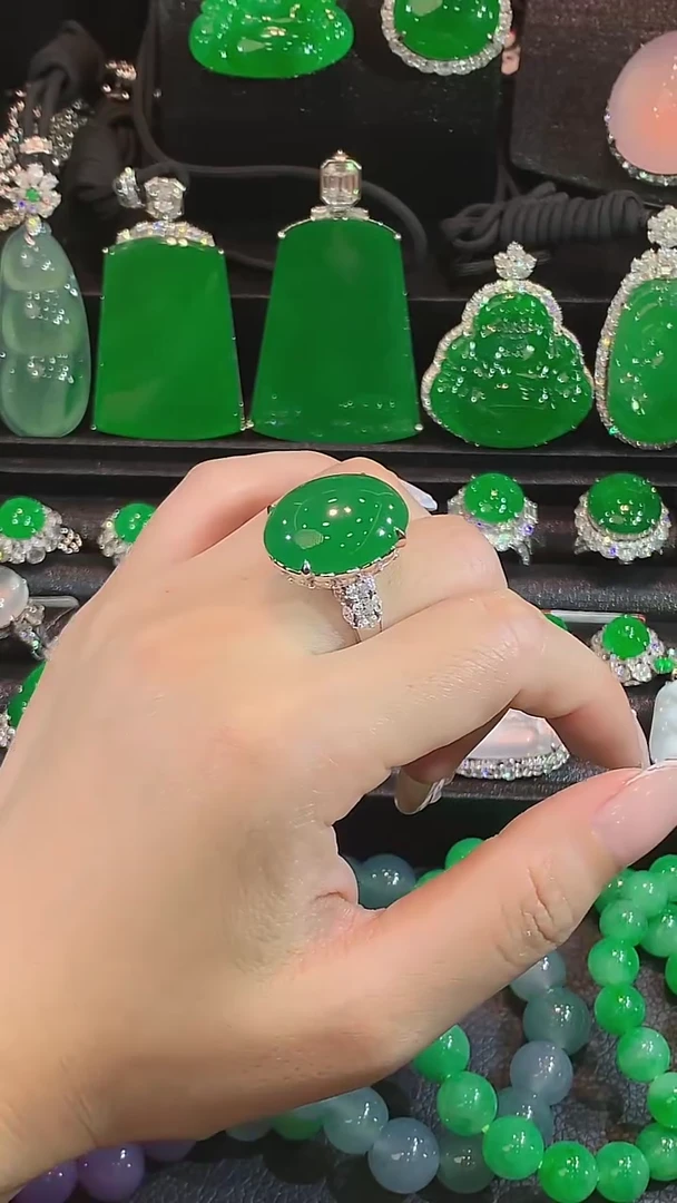 18K金镶嵌戒指翡翠戒指