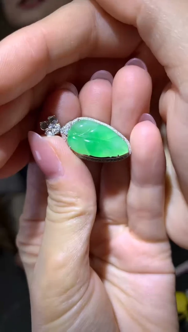 颈饰18K金镶嵌翡翠|不退不换