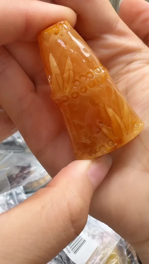 未镶嵌琥珀裸石如图