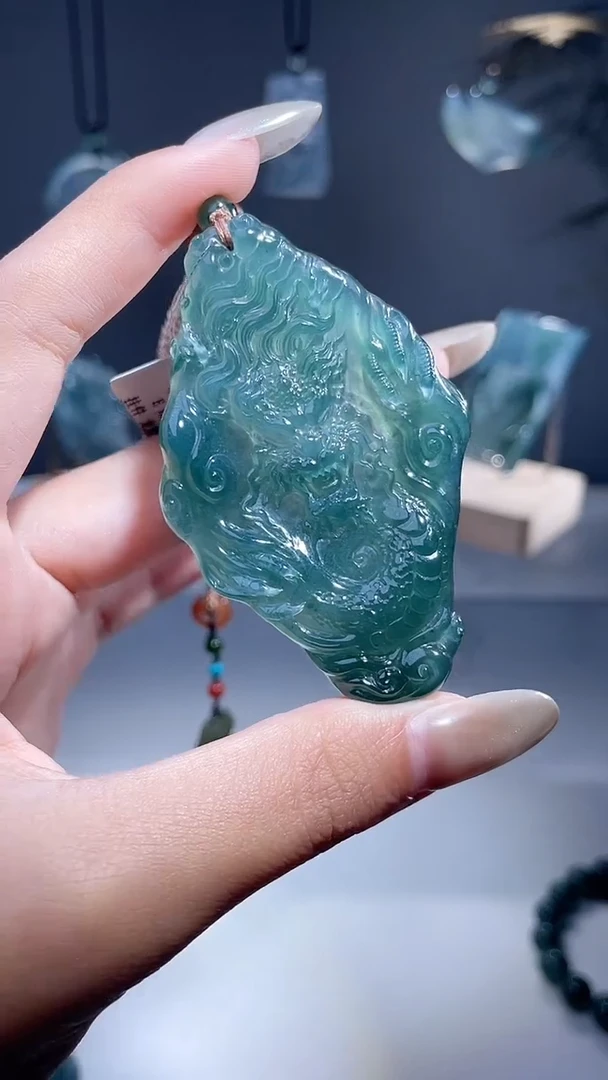 颈饰未镶嵌翡翠龙牌