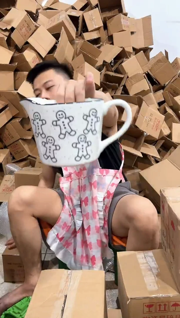 瓷片姜饼人奶壶