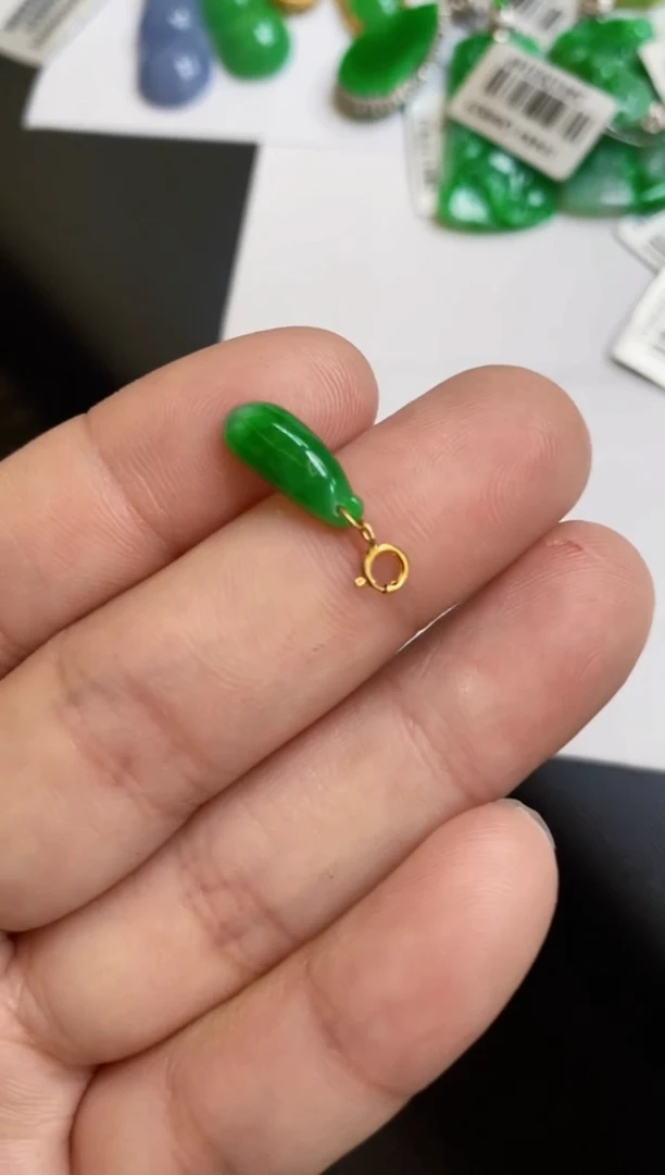 翡翠18K金镶嵌颈饰吊坠