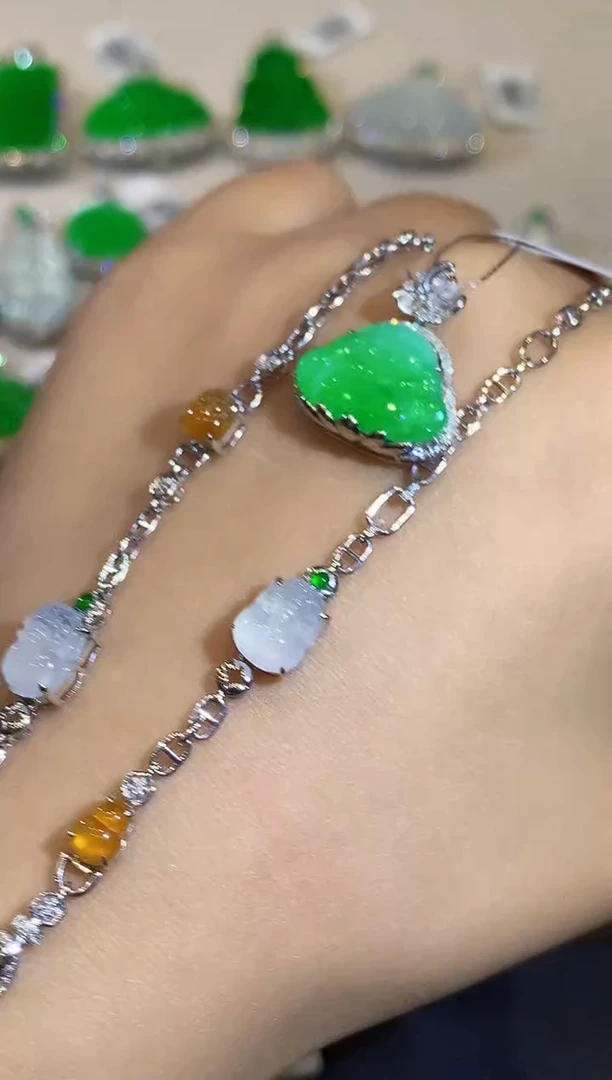 翡翠18K金镶嵌套链董*多样性发其一