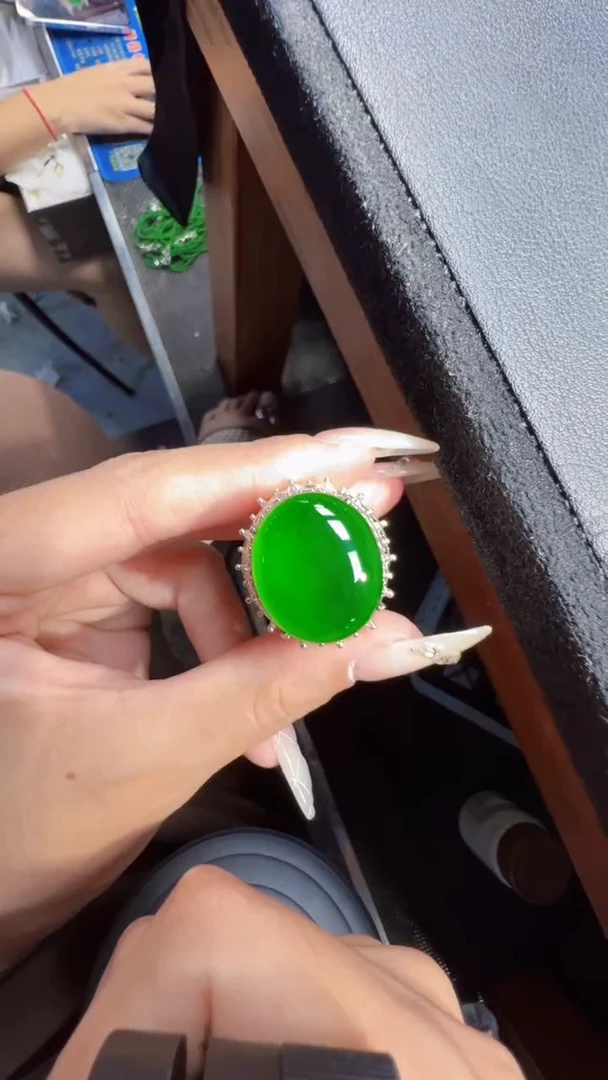 未镶嵌定制翡翠翡翠A货有轻微色差属于正常现象，蛋面多样性发货1