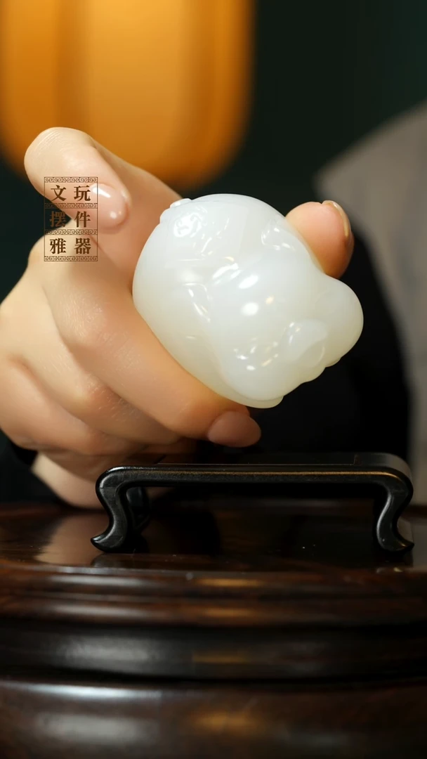 玉《纳福飞猪》手把件摆件