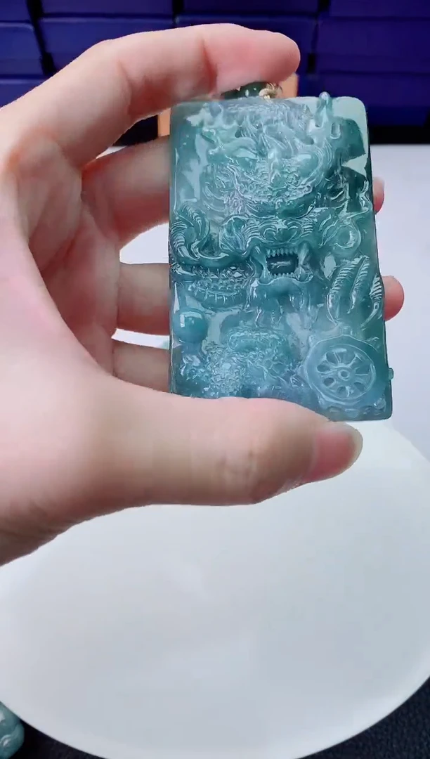 翡翠未镶嵌颈饰   `