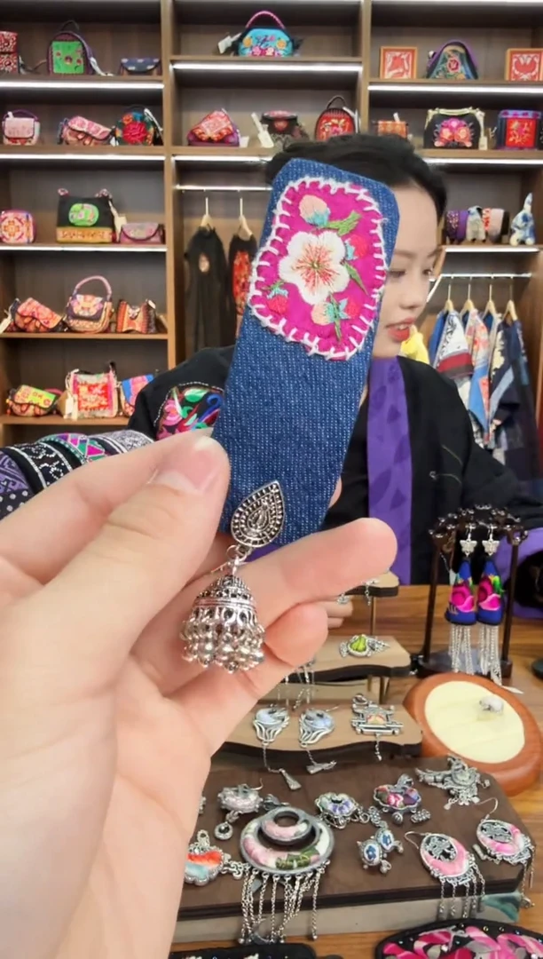 【闪购商品】织绣45蒙阿苏苗绣传承