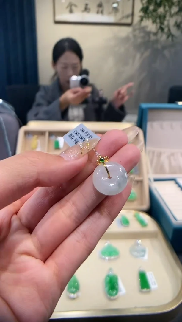 【闪购商品】翡翠吊坠(不含链)18K金镶嵌平安扣