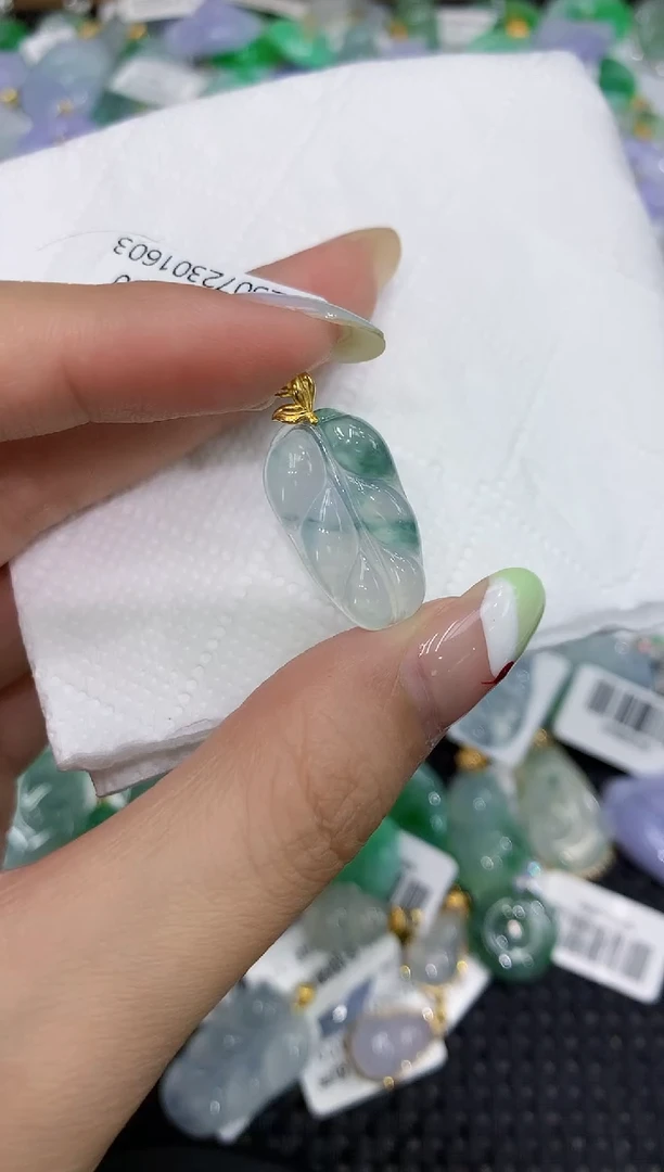 翡翠18K金镶嵌颈饰111111111111