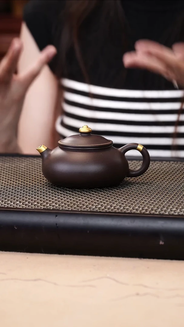茶壶紫砂四号井茄皮紫泥描金寒江130cc