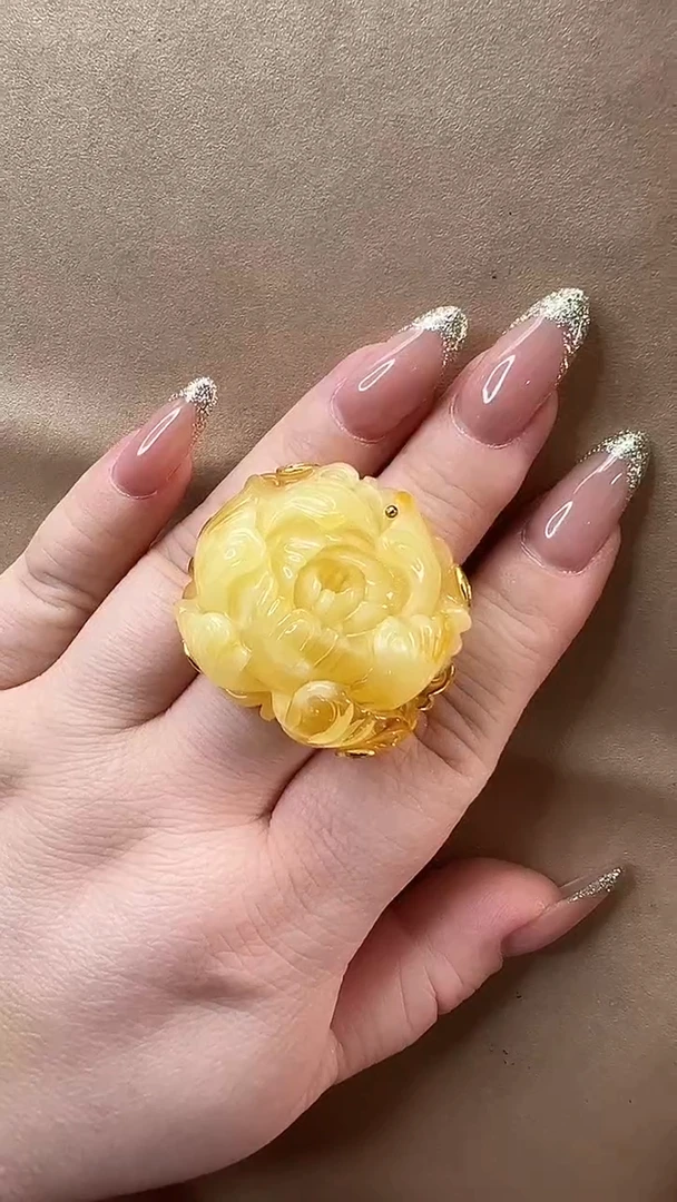 未镶嵌颈饰琥珀戒指