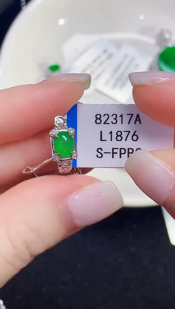 18K金镶嵌翡翠耳饰L1876多样性发其一