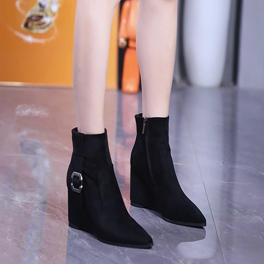 8cm秋冬复古坡跟绒面瘦瘦靴女2025冬气质尖头棕色皮带扣高跟短靴