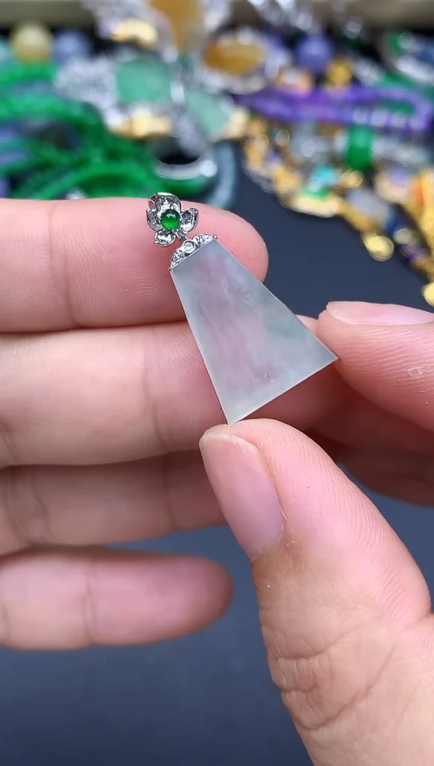 颈饰18K金镶嵌翡翠124-春日珠宝