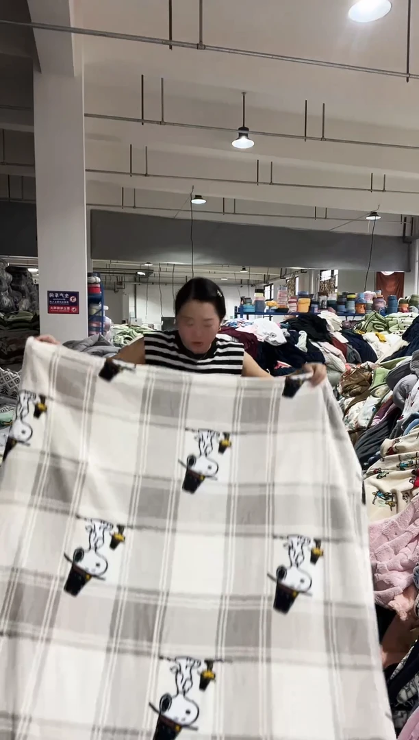 混纺主播手上拿的产品