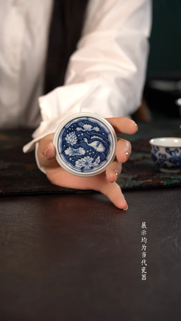 研山琢器蓝地一鹭小杯垫