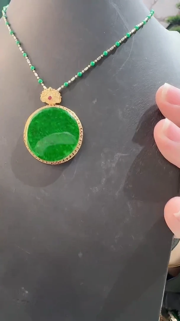 颈饰18K金镶嵌翡翠8888888
