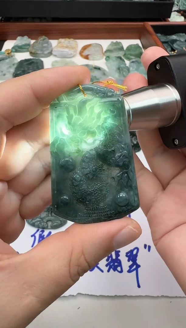 翡翠未镶嵌颈饰1