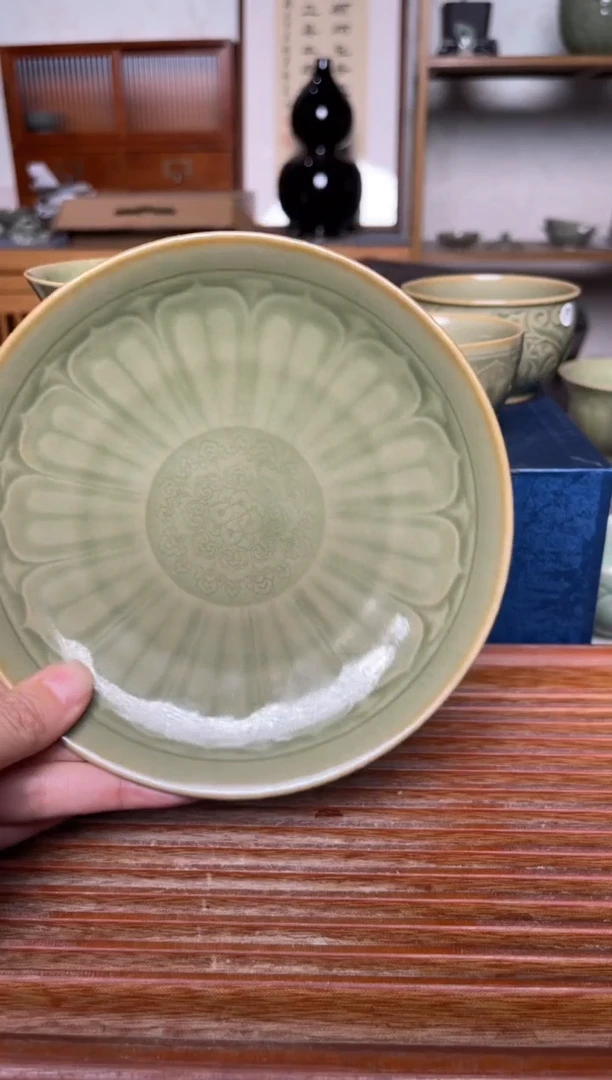 瓷器橄榄绿宝象莲瓣纹壶承  微瑕