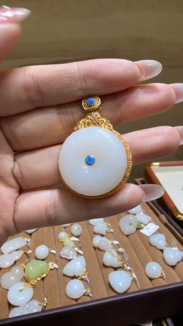 颈饰未镶嵌和田玉挂件