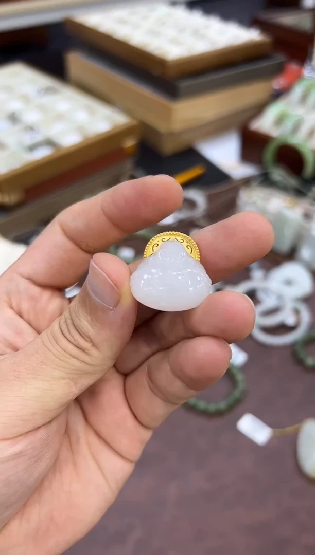 颈饰18K金镶嵌和田玉佛公
