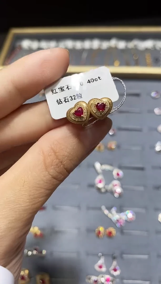 18K金镶嵌耳饰红宝石
