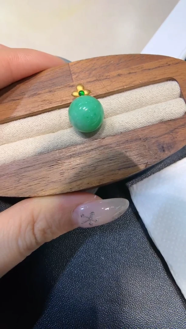 颈饰18K金镶嵌翡翠圆珠