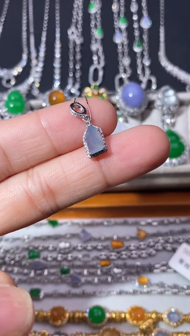 颈饰18K金镶嵌翡翠吊坠