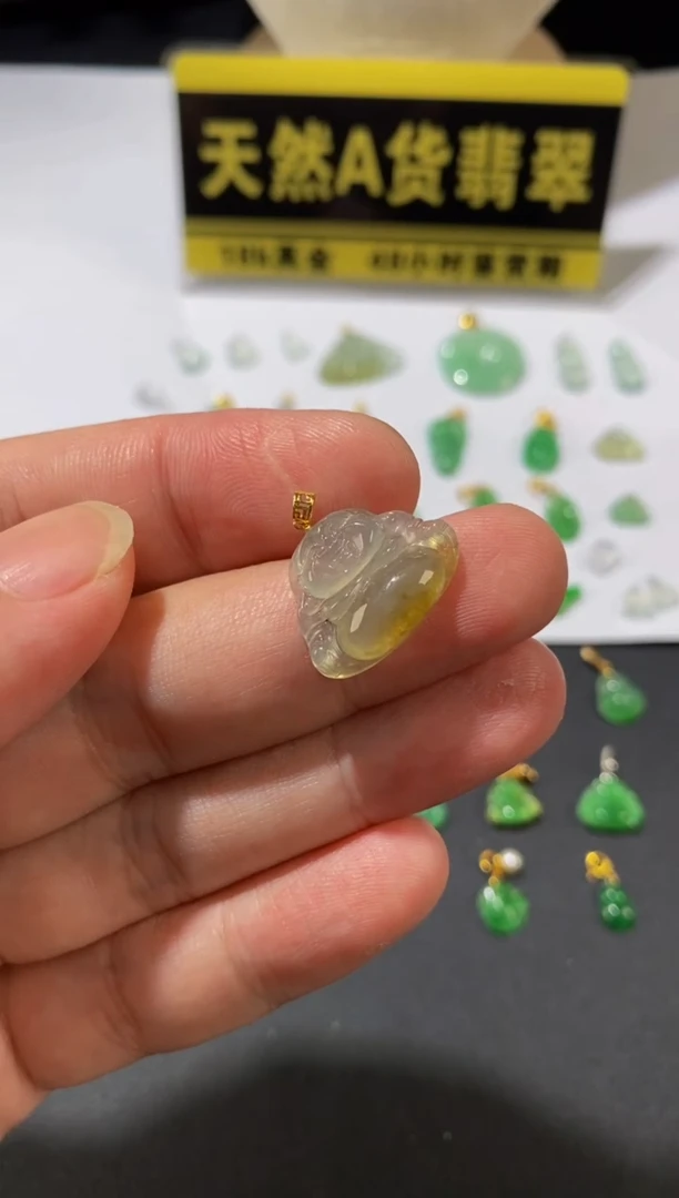 颈饰18K金镶嵌翡翠天然A货翡翠