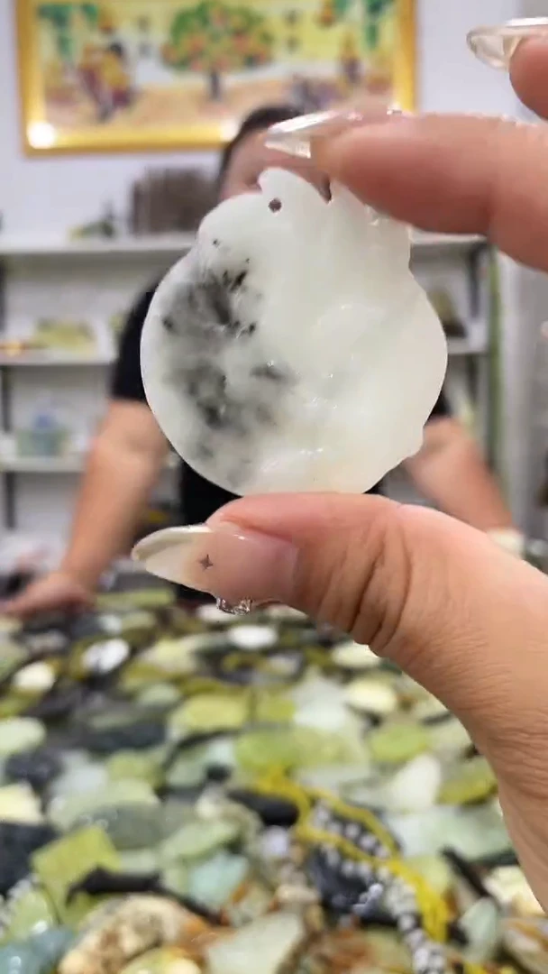 岫玉未镶嵌吊坠