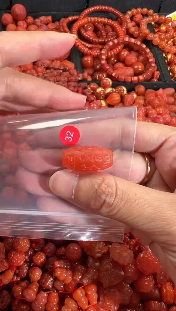 南红玛瑙未镶嵌颈饰1