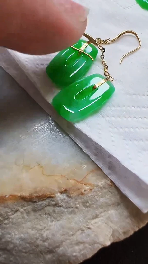 颈饰18K金镶嵌翡翠耳饰