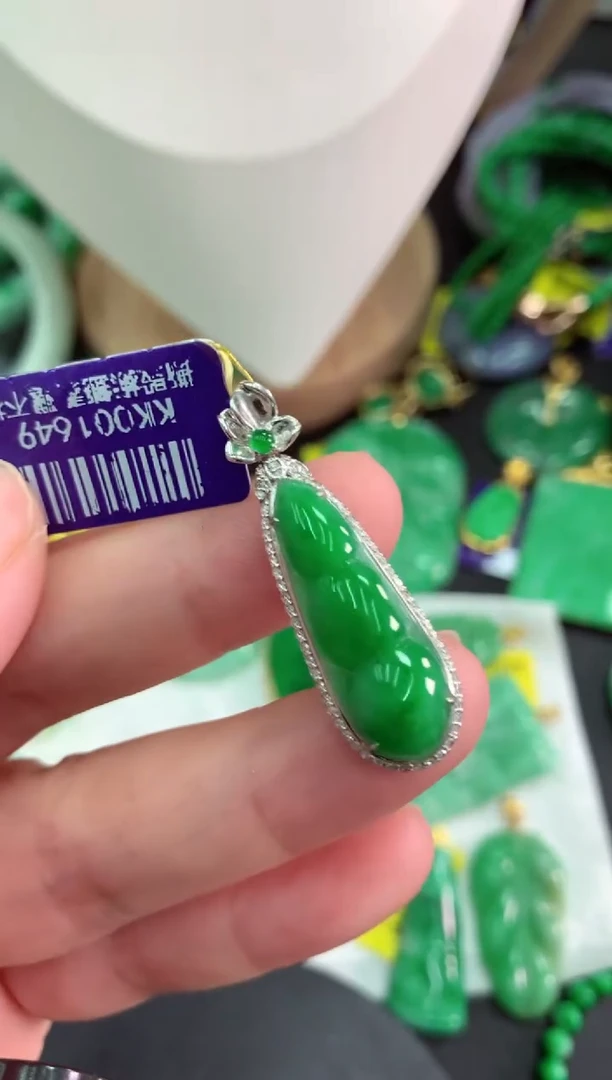 翡翠18K金镶嵌颈饰挂件