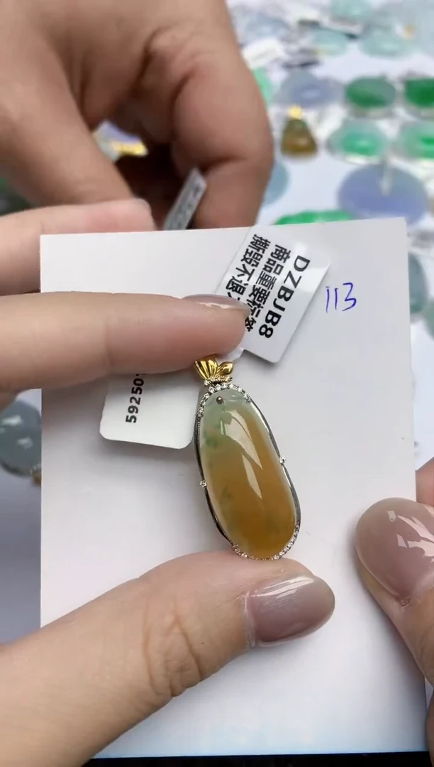 【闪购商品】翡翠挂件18K金镶嵌天然翡翠A货