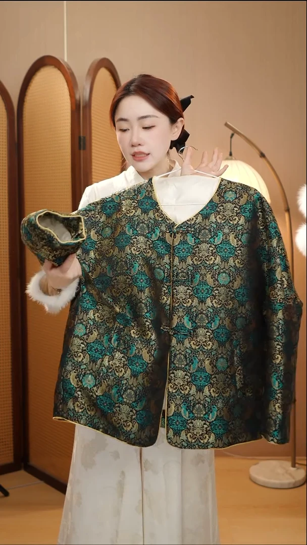 蕉叶莲羽绒外套