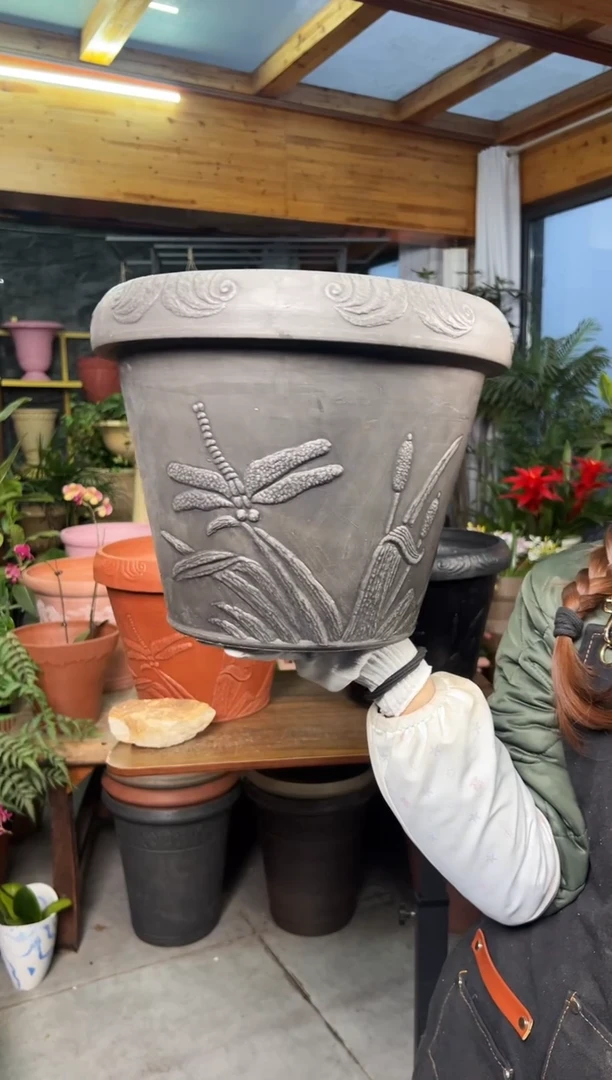 33*26/黑灰色浮雕纹理强体花盆/OF33