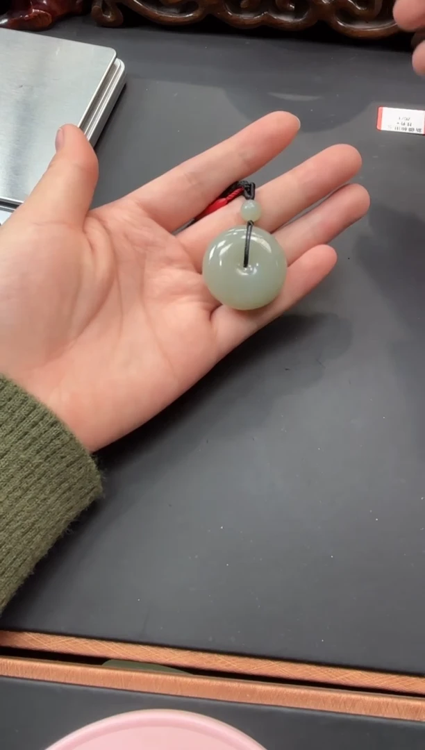 【闪购商品】和田玉吊坠(赠链)未镶嵌且末微色差近矿吊坠