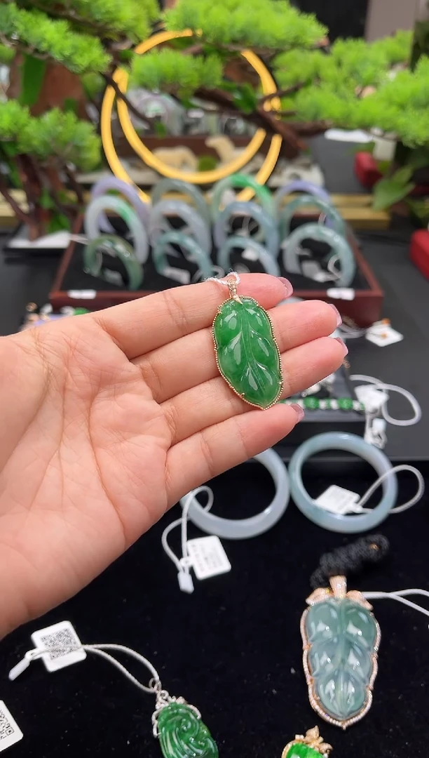 颈饰18K金镶嵌翡翠东****温吊坠