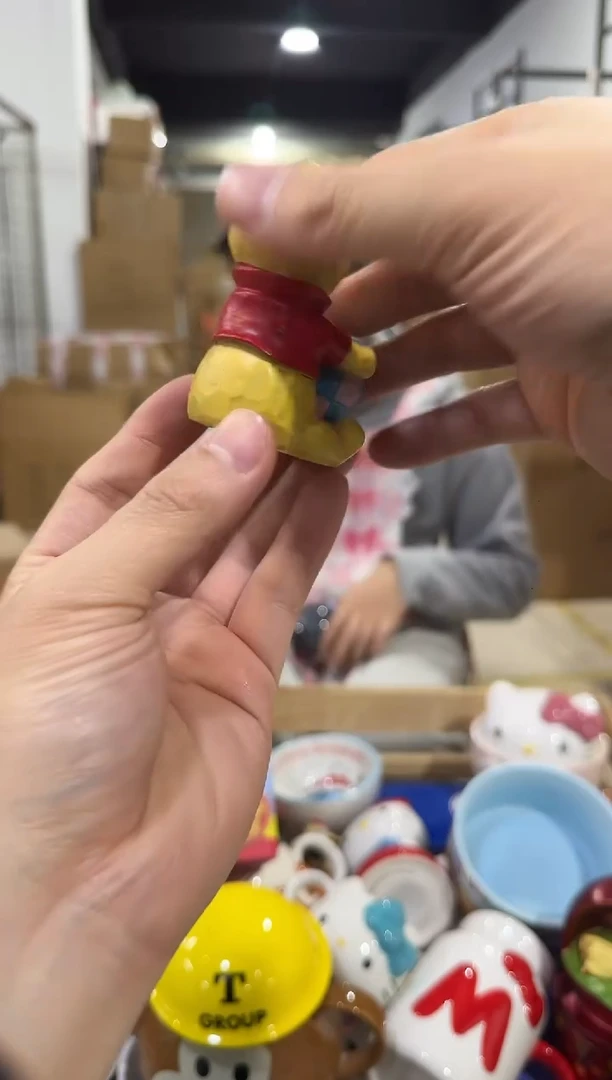 瓷片小号维尼波普摆件