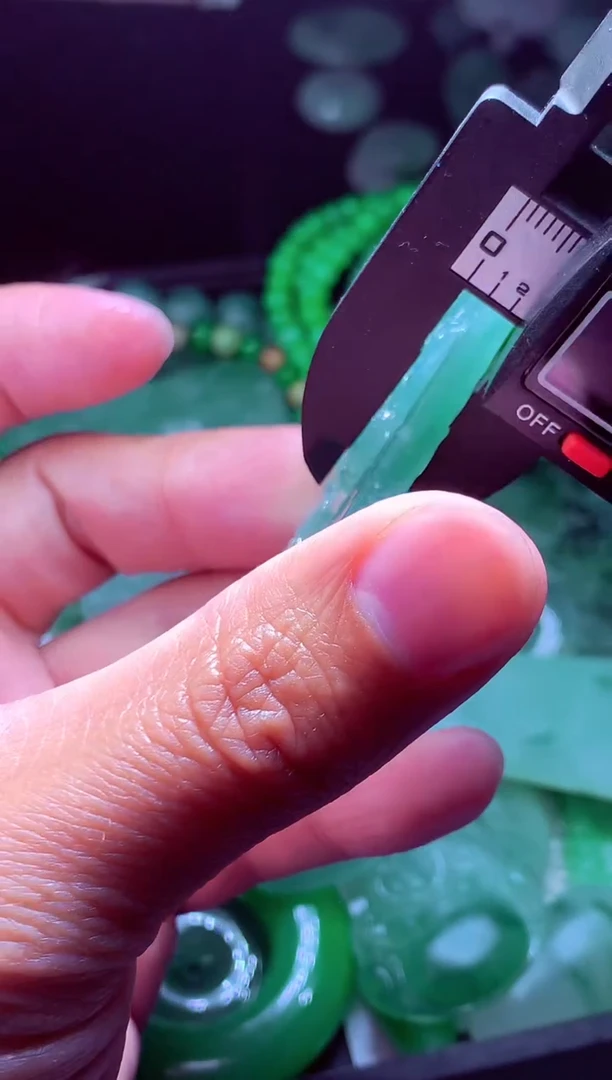 未镶嵌定制翡翠马*?翡翠毛货定制