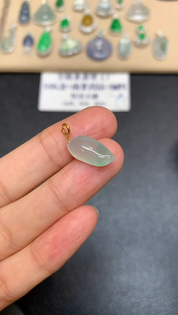 颈饰18K金镶嵌翡翠福瓜【无服务费【48小时鉴赏期】